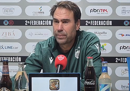 Iñaki Bea, entrenador de la Segoviana, en rueda de prensa.