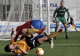 Samu Manchón cae en una de las últimas acciones del encuentro ante el Bergantiños.