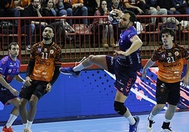 Edu Reig lanza a portería durante el partido disputado este domingo por la tarde.