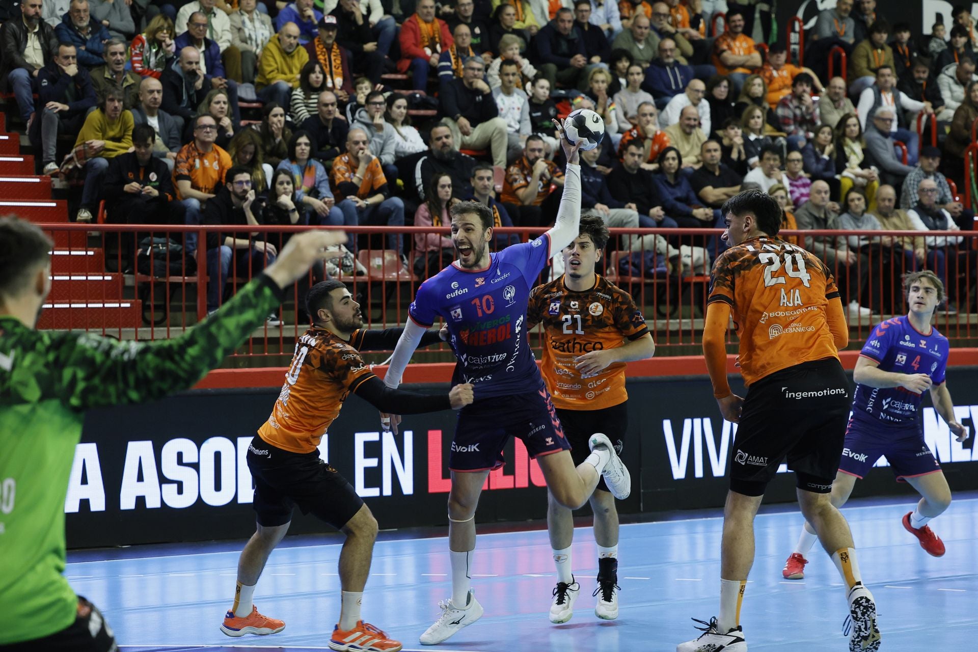 David Fernández intenta un lanzamiento.