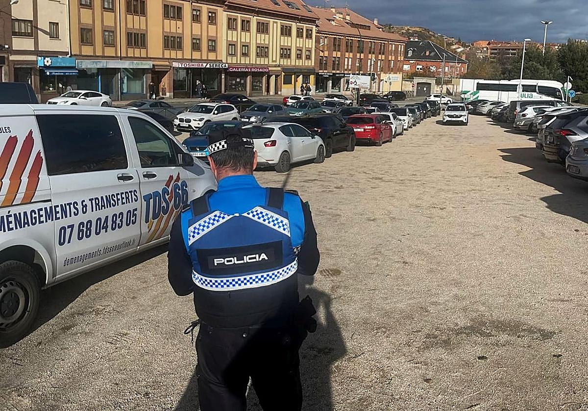 Segovia, desbordada: la policía multa a decenas de coches entre Vía Roma y San Gabriel