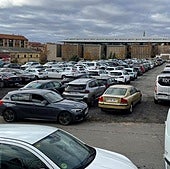 Cientos de coches aparcados este domingo en el antiguo Regimiento de Segovia.