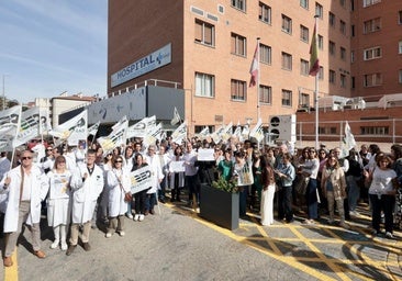 Concentración de médicos en la rampa del Clínico de Valladolid durante la jornada de huelga convocada el 3 de octubre.