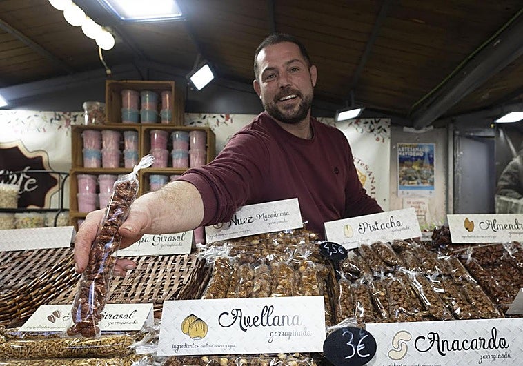 Marcial Castro enseña su «producto estrella», las almedras garrapiñadas.