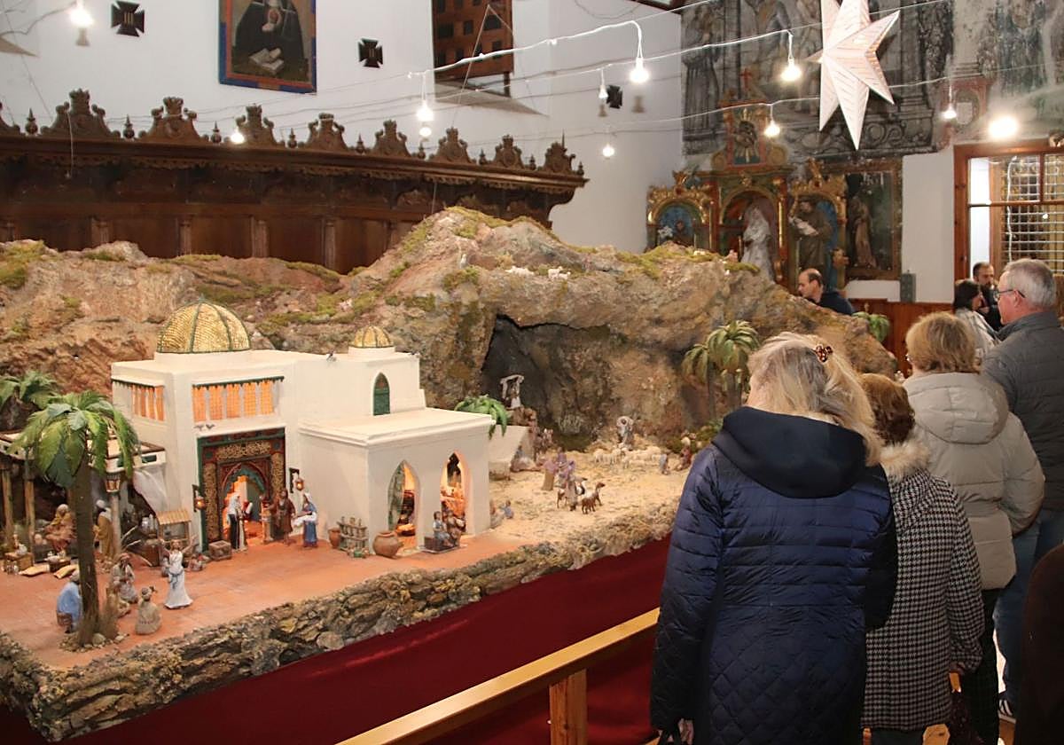 Visitantes en la inauguración del belén en las clarisas de Cuéllar.