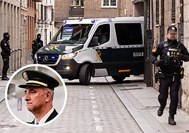 Salida de los detenidos en los juzgados de Valladolid a primera hora de la tarde de este domingo. En el círculo, el jefe de Estupefacientes de Valladolid, Luis Fernández.
