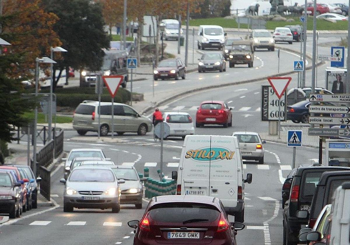 Tráfico de vehículos en la carretera de San Rafael antes de llegar a la rotonda.