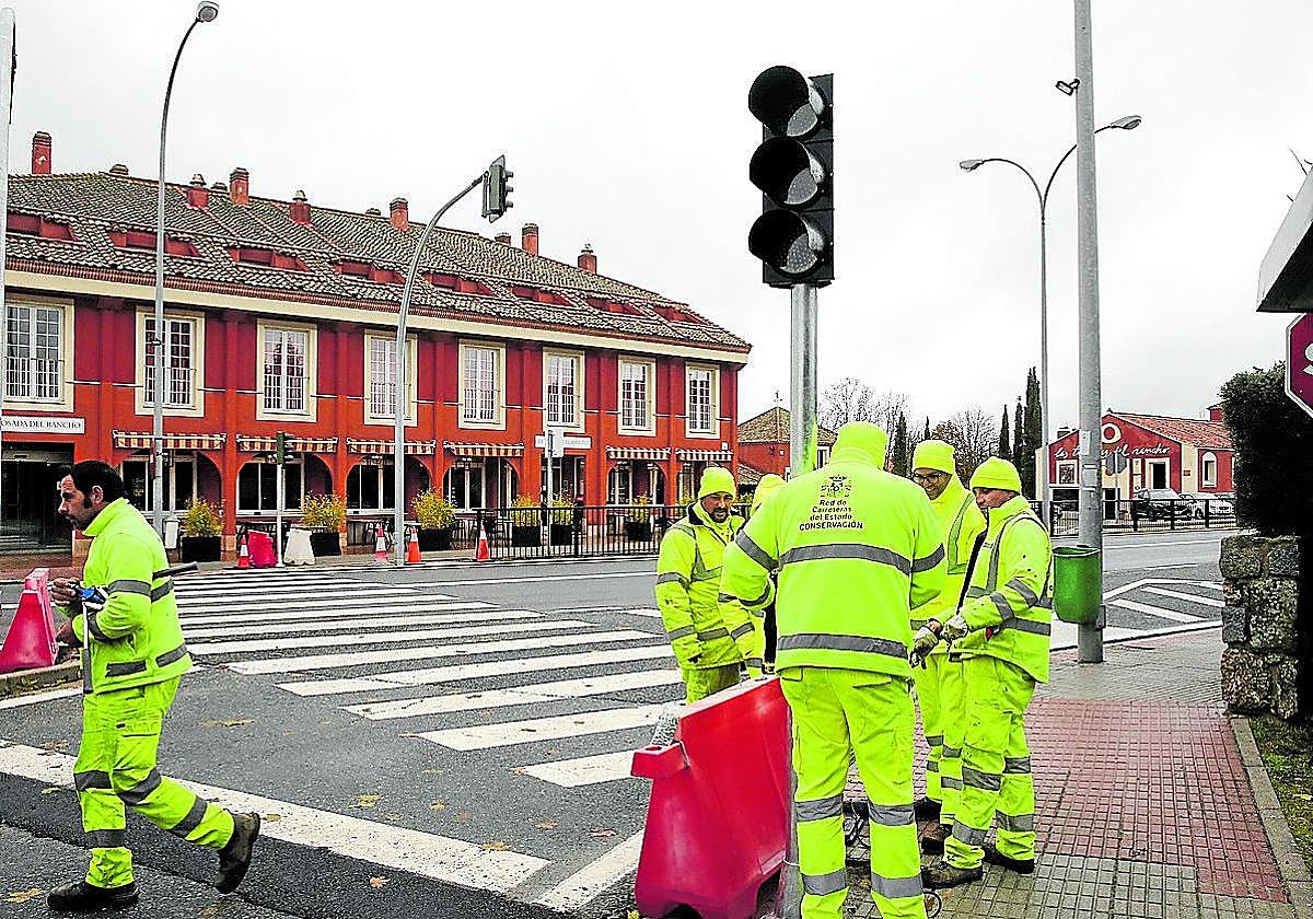 Instalación de los semáforos en la travesía de Torrecaballeros.