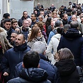 Riadas de turistas ocupan la Calle Real de Segovia en este puente de la Inmaculada.