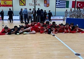 Los integrantes de la selección española celebran el triunfo en la final.