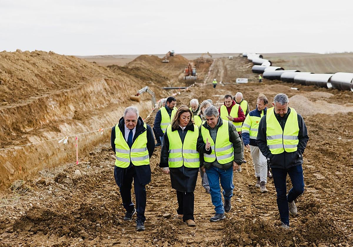 La consejera conversa con Blas Donis en la visita a las obras de modernización del regadío.