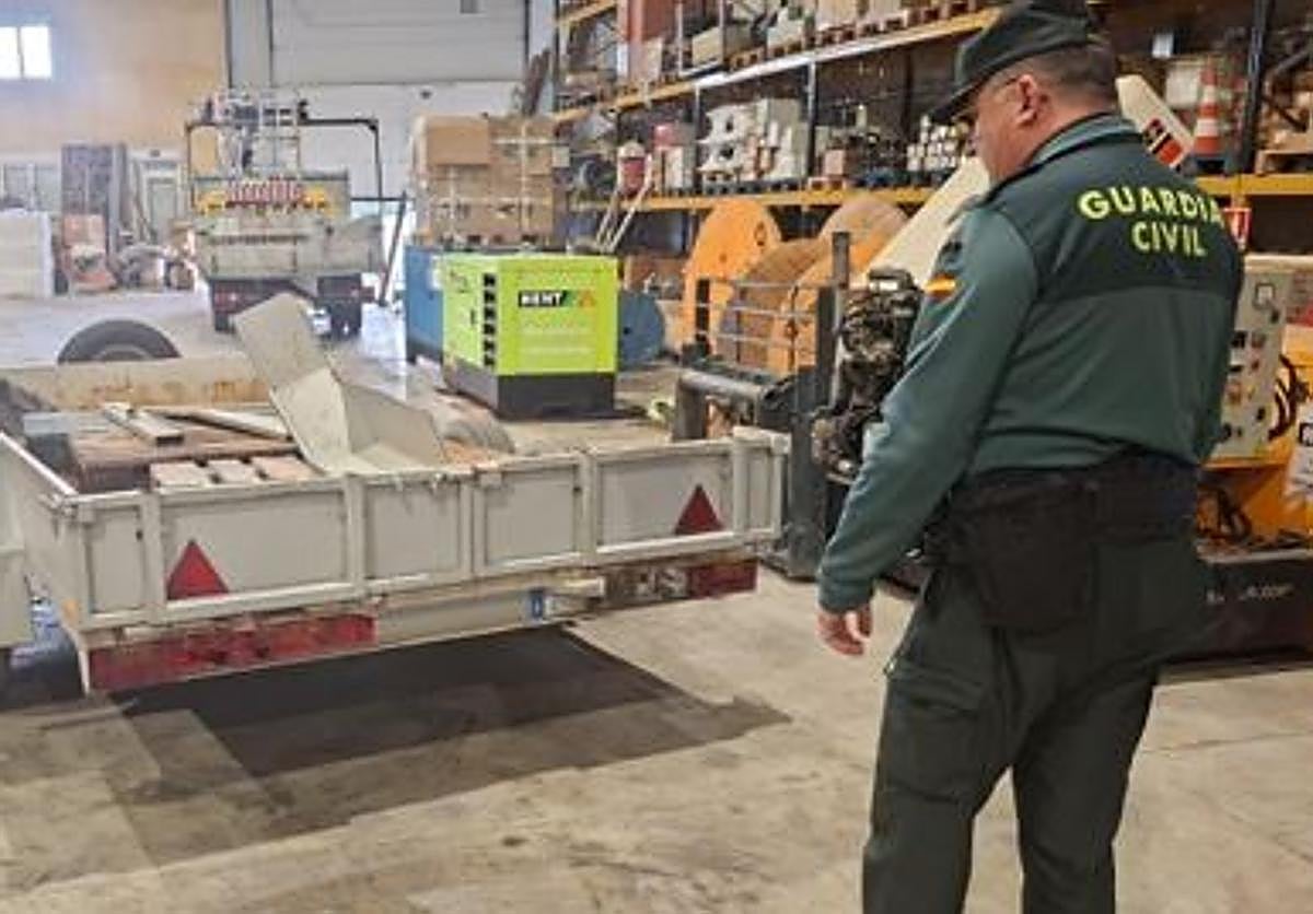 Un agente de la Guardia Civil, junto al remolque recuperado.