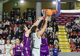 Pelea por el rebote, con Taiwo en ventaja para hacerse con el balón.