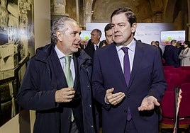 El presidente de la Fes, Andrés Ortega, y el presidente de la Junta de Castilla y León, Alfonso Fernández Mañueco, durante la presentación del Plan Territorial de Fomento.