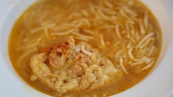 El económico cocido hecho en horno de leña que ofrece un barrio de Valladolid