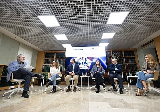 Carlos Aganzo (moderador), Irene Zunzunegui (Biotecnología del Valle ), Óscar Lorenzo Sánchez (USAL), Rocío Lucas (Consejera de Educación), Jordi Rovira (UBU) y Olga Ivanova (investigadora en el Instituto de Neurociencias de Castilla y León).