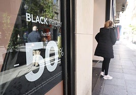 Un escaparate muestra los descuentos con motivo del pasado Black Friday.