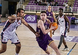 Iñaki Ordóñez deja atrás a su par antes de buscar la canasta.