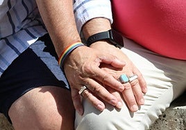 Una pareja, en un gesto de cariño en Valladolid.