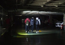 Tres personas en el aparcamiento subterr&aacute;neo de la Plaza Mayor.
