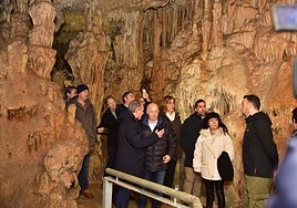 Visita de los representantes de las instituciones a la Cueva de los Franceses.