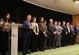 La secretaria territorial de la Junta, Silvia Aneas, y el delegado, José Antonio Rubio, con los jefes de servicio, en el homenaje.