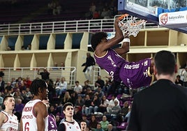 Mate de Hanna ante la mirada de tres rivales del equipo leonés.