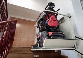 Un persona con discapacidad accede a un centro público en Valladolid.