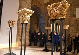Las réplicas de los capiteles, en la inauguración en el Rom de Aguilar.