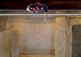 Algunos espectadores contemplando los mosaicos de La Olmeda.