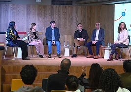 La periodista Susana Gutiérrez moderó la mesa en la que participaron Ana Isabel Hernández, Raúl Cuesta, Juan Manuel Guimeráns, José Ignacio Velasco y Raquel Puente.