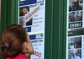 Una mujer observa las ofertas de una inmobiliaria