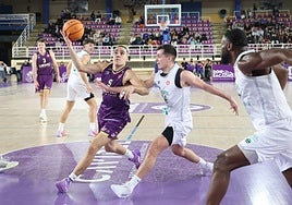 Pau Isern aleja el balón de su par en su entrada a canasta.