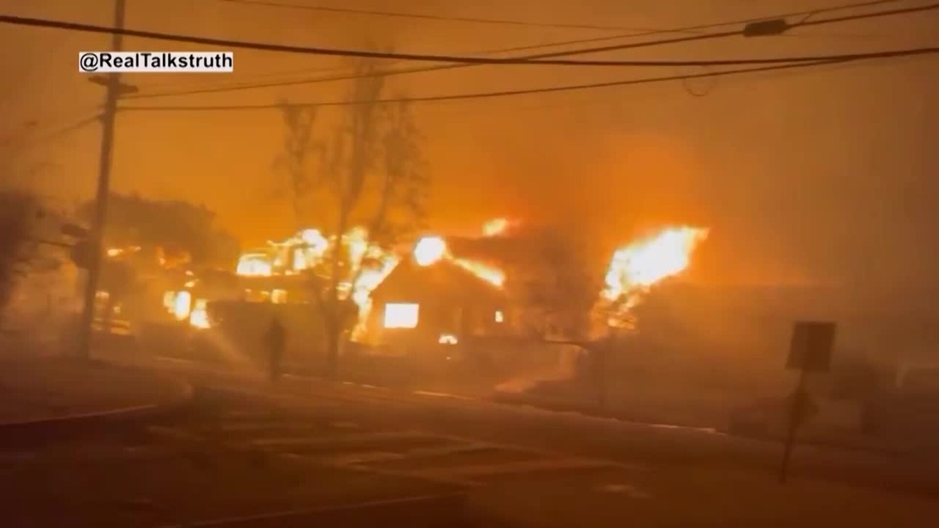 Aumentan a 24 los muertos por los incendios forestales en Los Ángeles (EEUU)