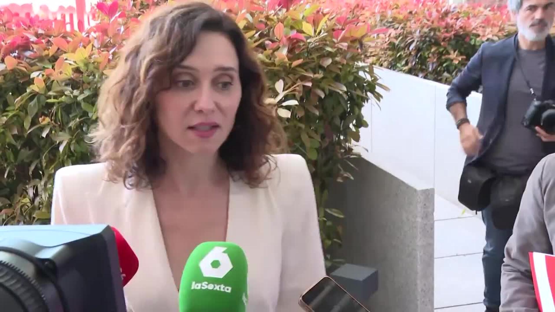 Ayuso ataca a Sánchez por rescisión de contrato de munición
