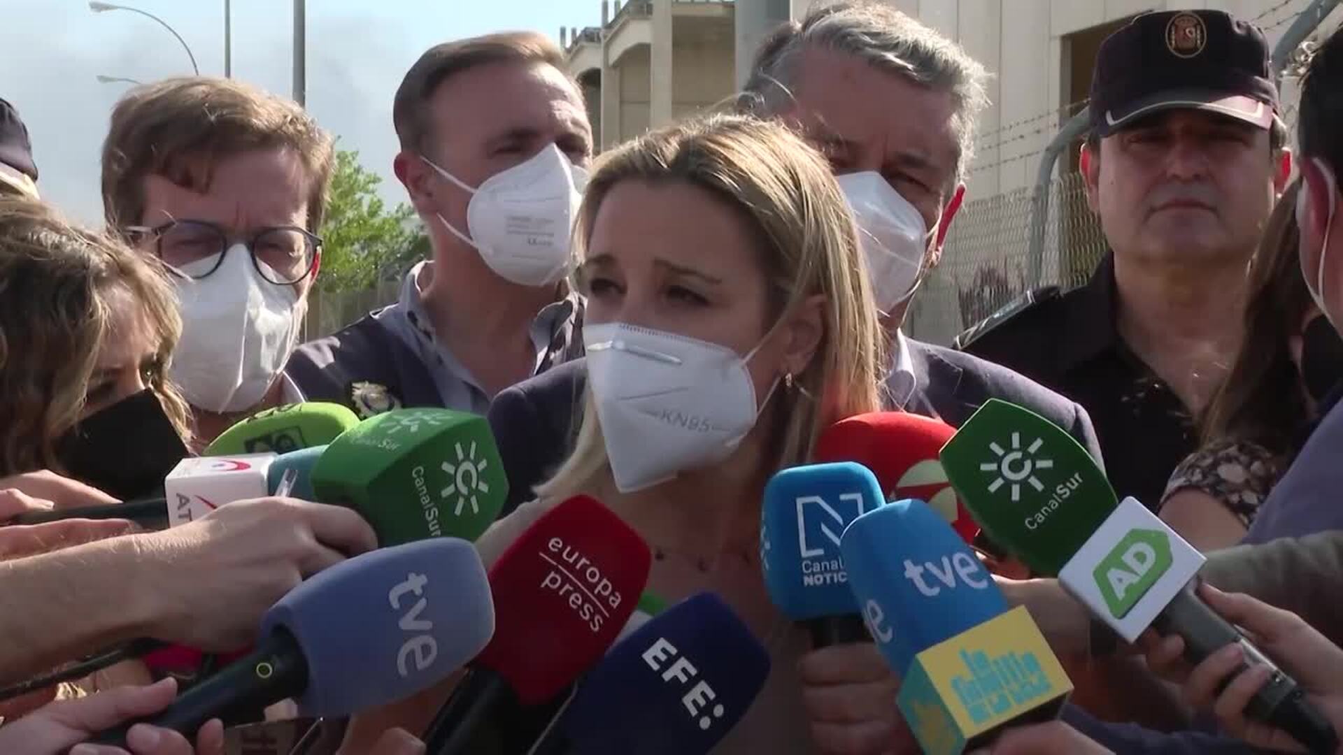 El incendio de la nave de productos químicos de Alcalá deja dos heridos y obliga a desalojar