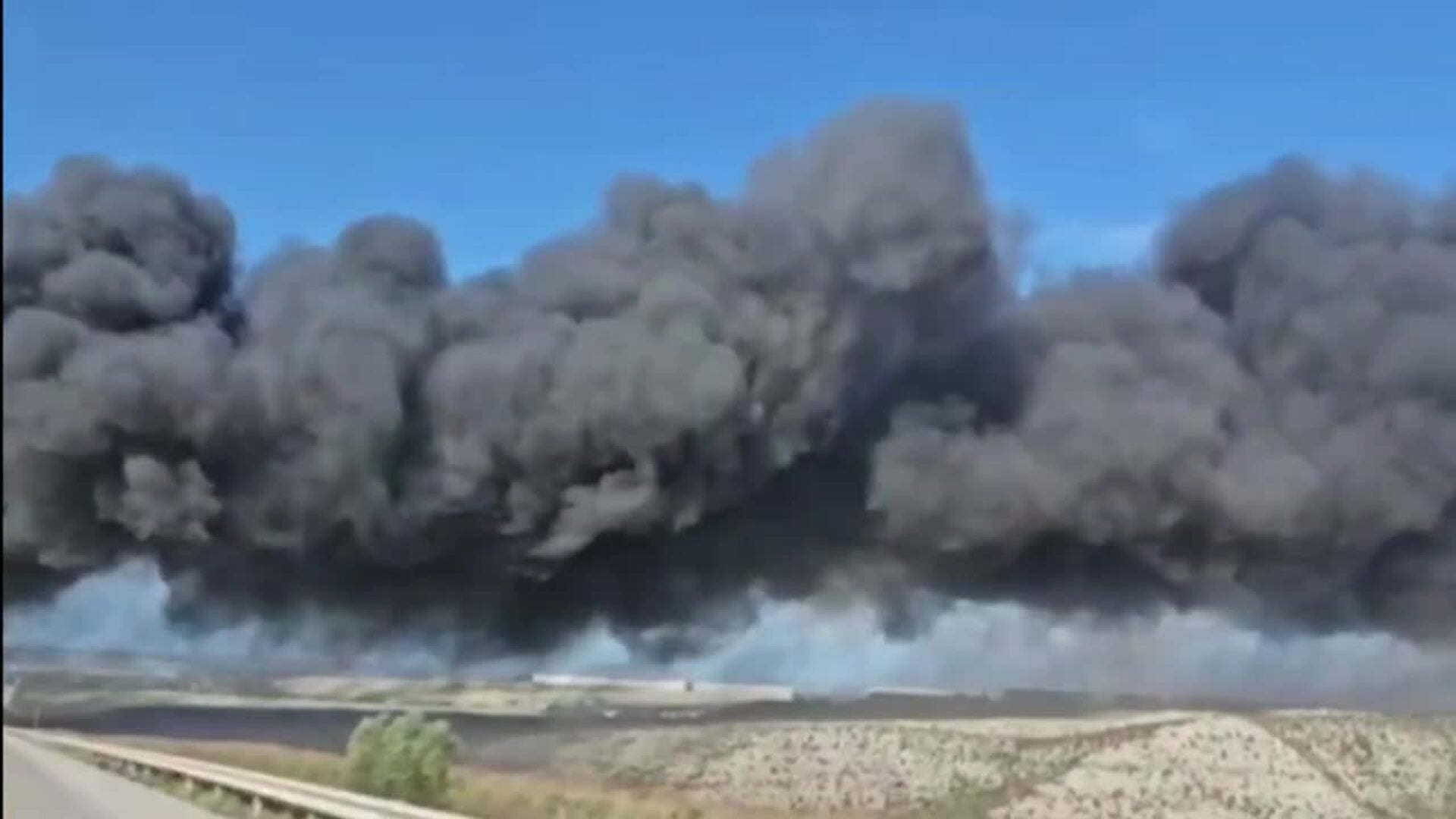 Arde una nave en el Parque Tecnológico de Reciclado