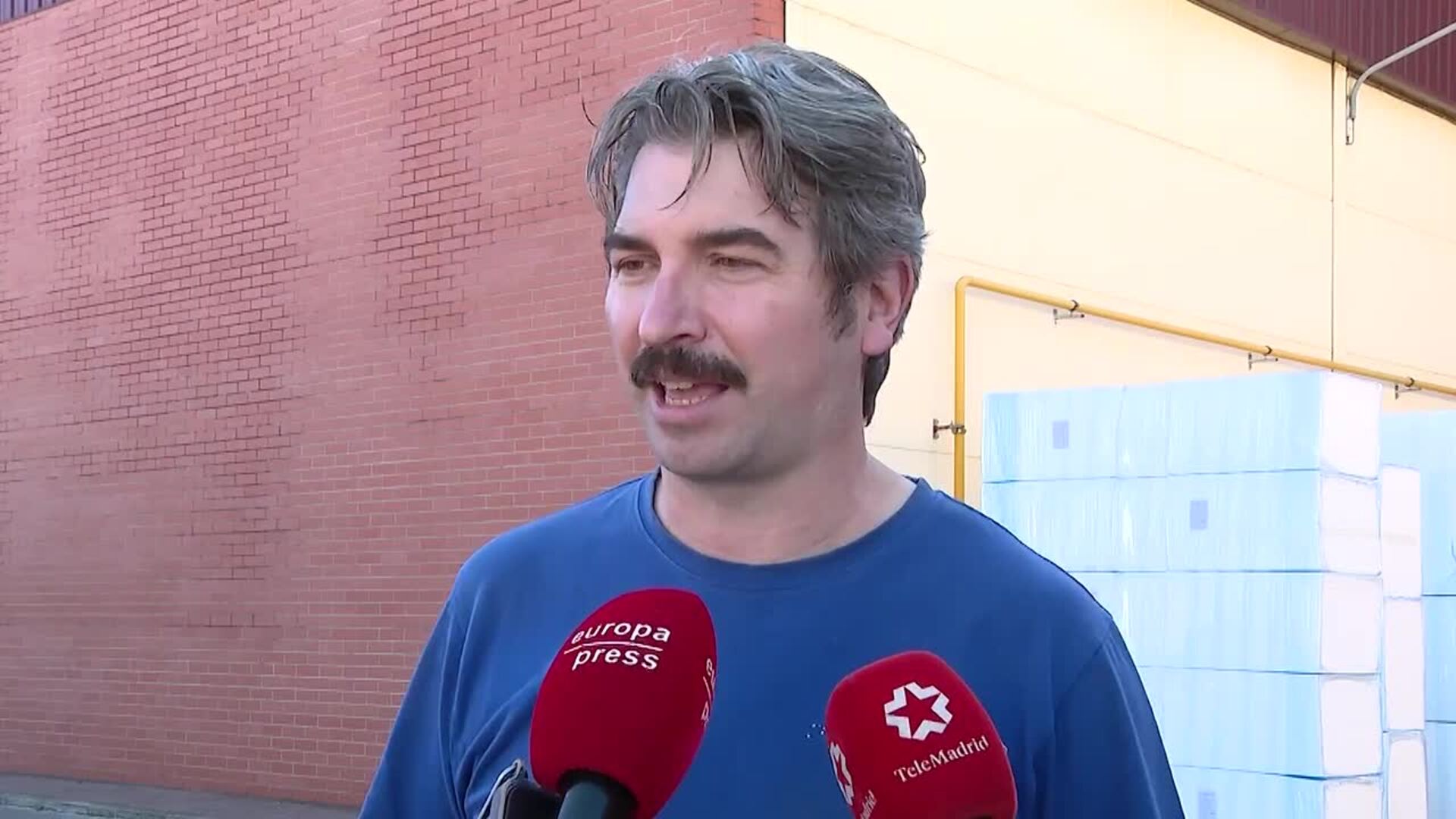 Trabajadores de Alcalá destacan el "susto" del incendio con "explosiones y bidones volando"