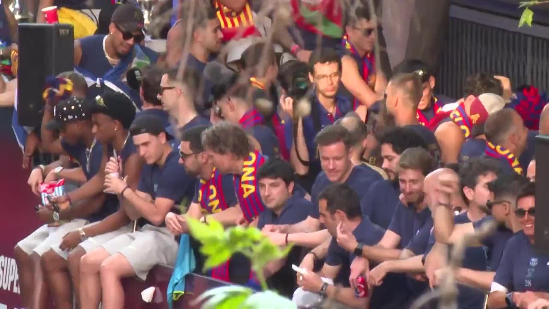 Los jugadores del FC Barcelona celebran con la afición los títulos de la temporada 24/25