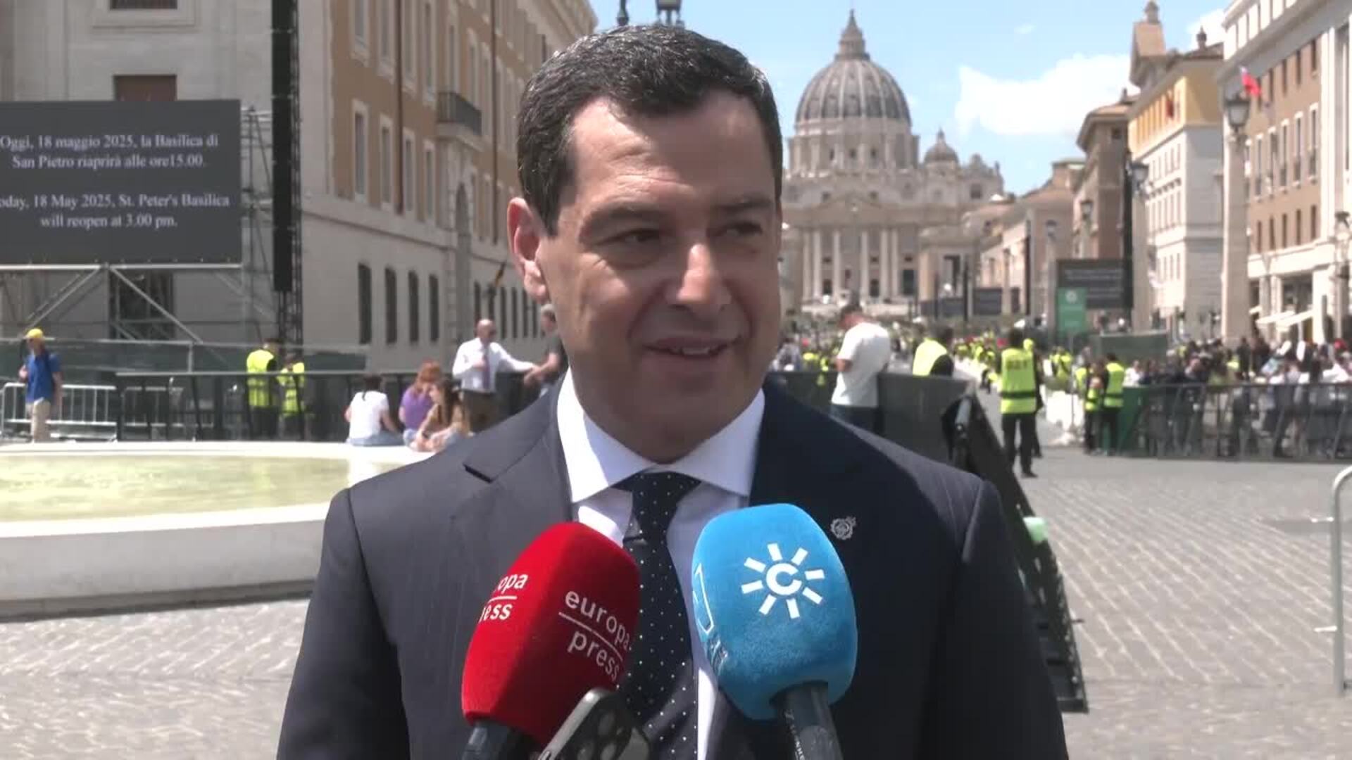 Moreno asiste a misa de inicio de pontificado de León XIV y con deseo de que visite Andalucía