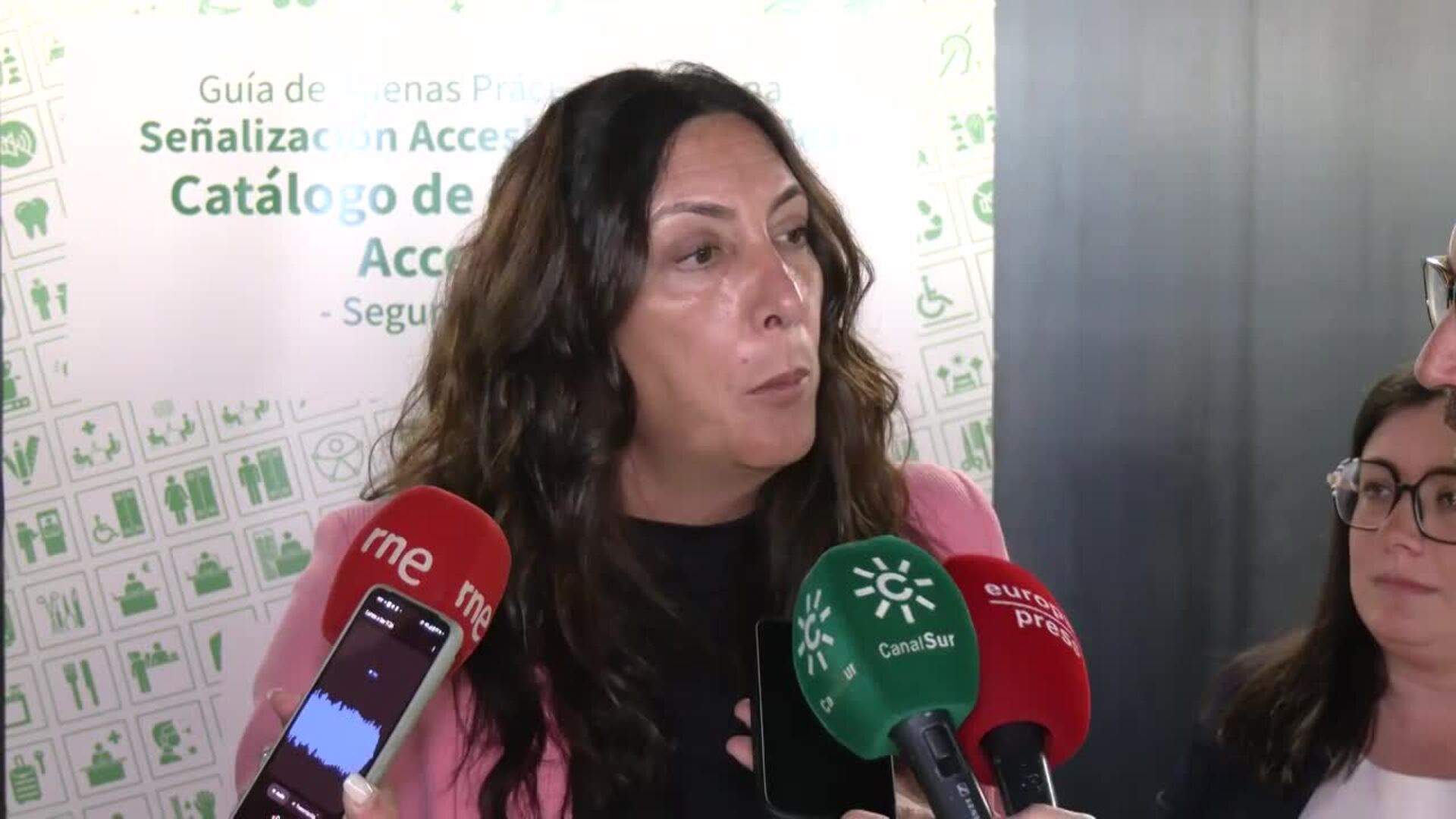 Junta lanza la II Guía de Buenas Prácticas para mejorar la señalización accesible en Andalucía