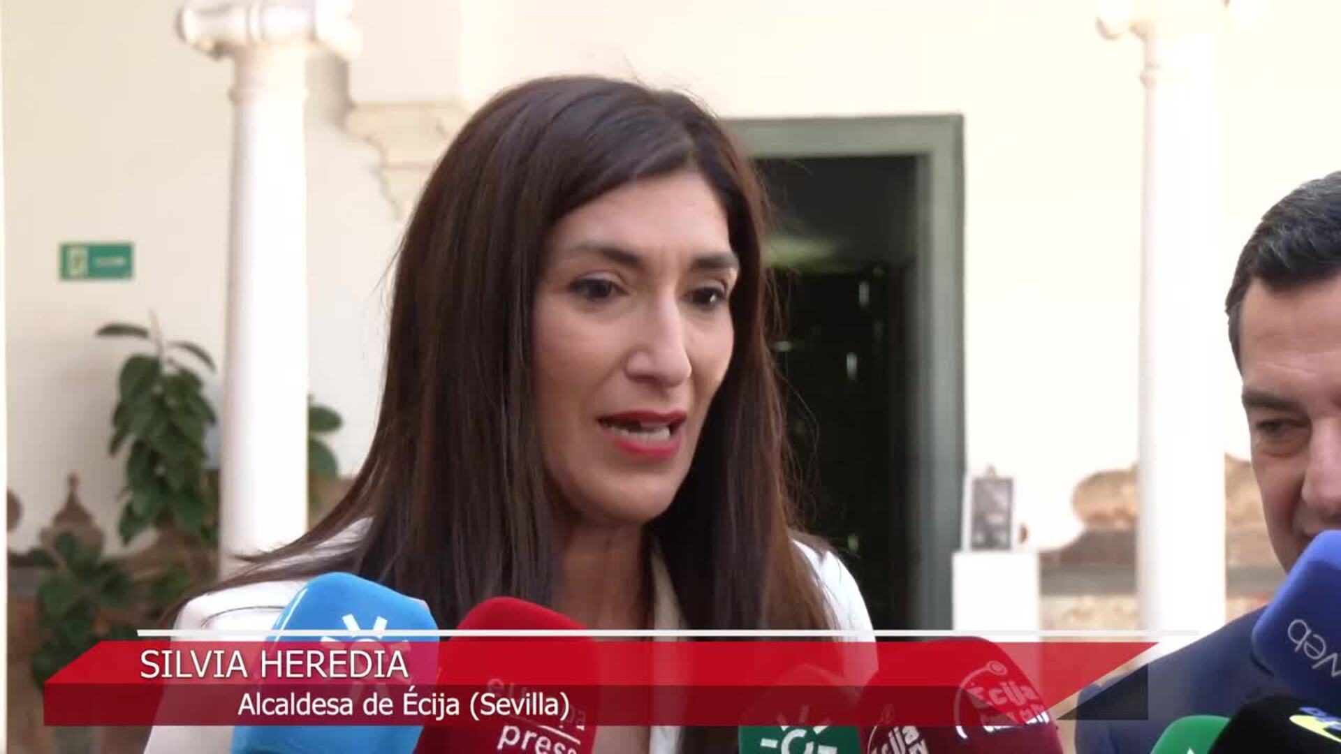 Moreno resalta las Casas Consistoriales de Écija como emblema del patrimonio