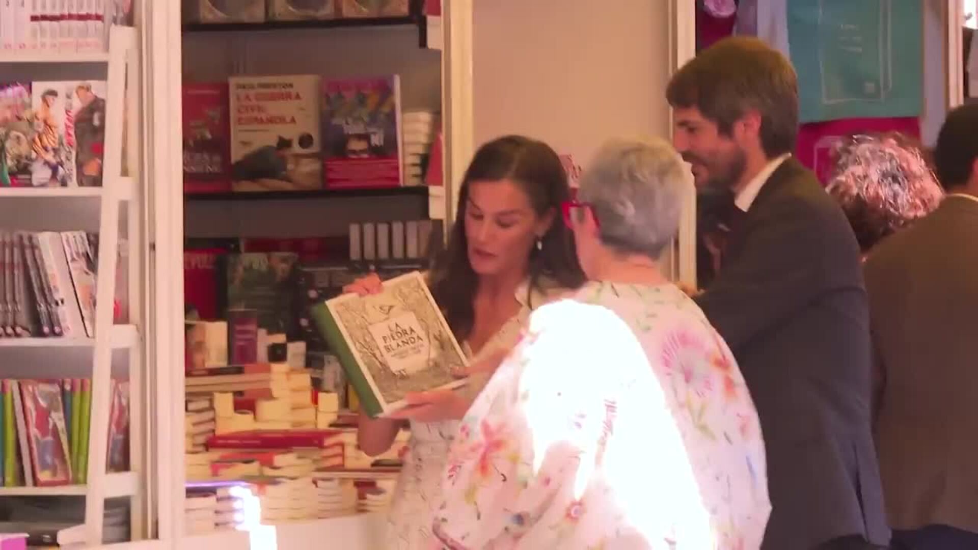 La reina Letizia brilla en la inauguración de la Feria del Libro
