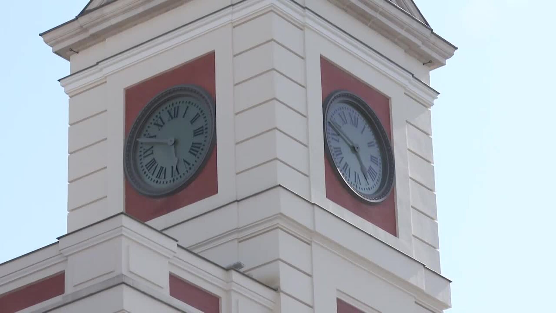 El reloj de la Puerta del Sol activa el 'modo canario' y se retrasa una hora
