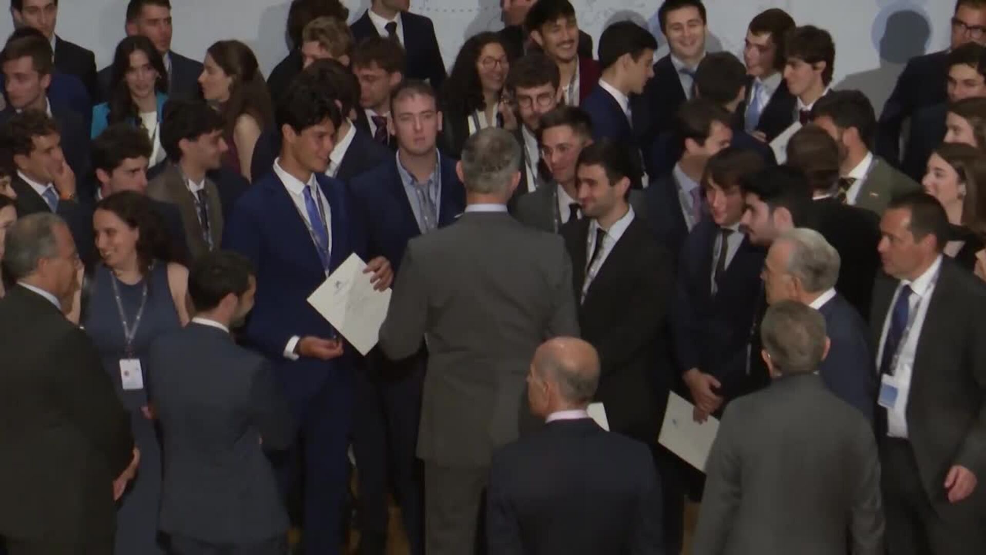 El Rey preside la ceremonia de entrega de 100 becas de posgrado en el extranjero