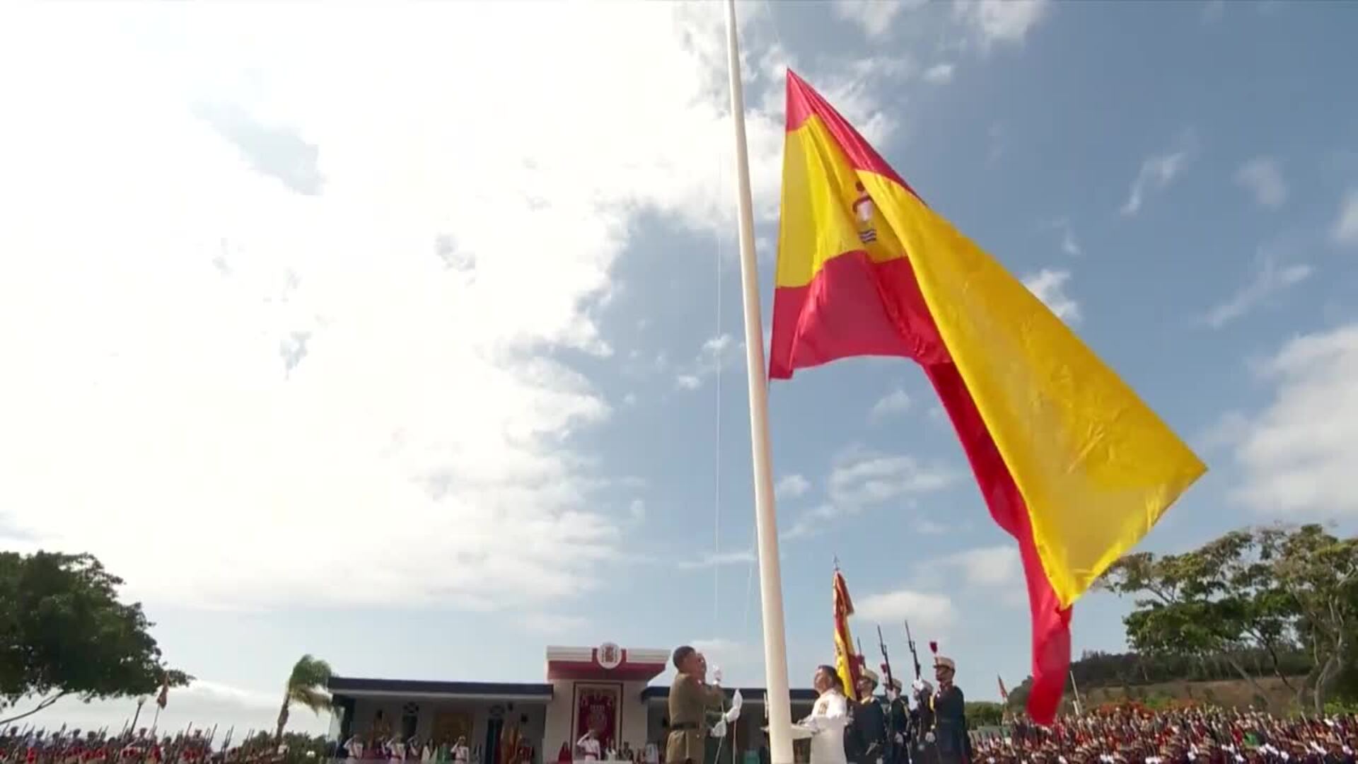 Los Reyes presiden en Santa Cruz de Tenerife el desfile por el Día de las Fuerzas Armadas