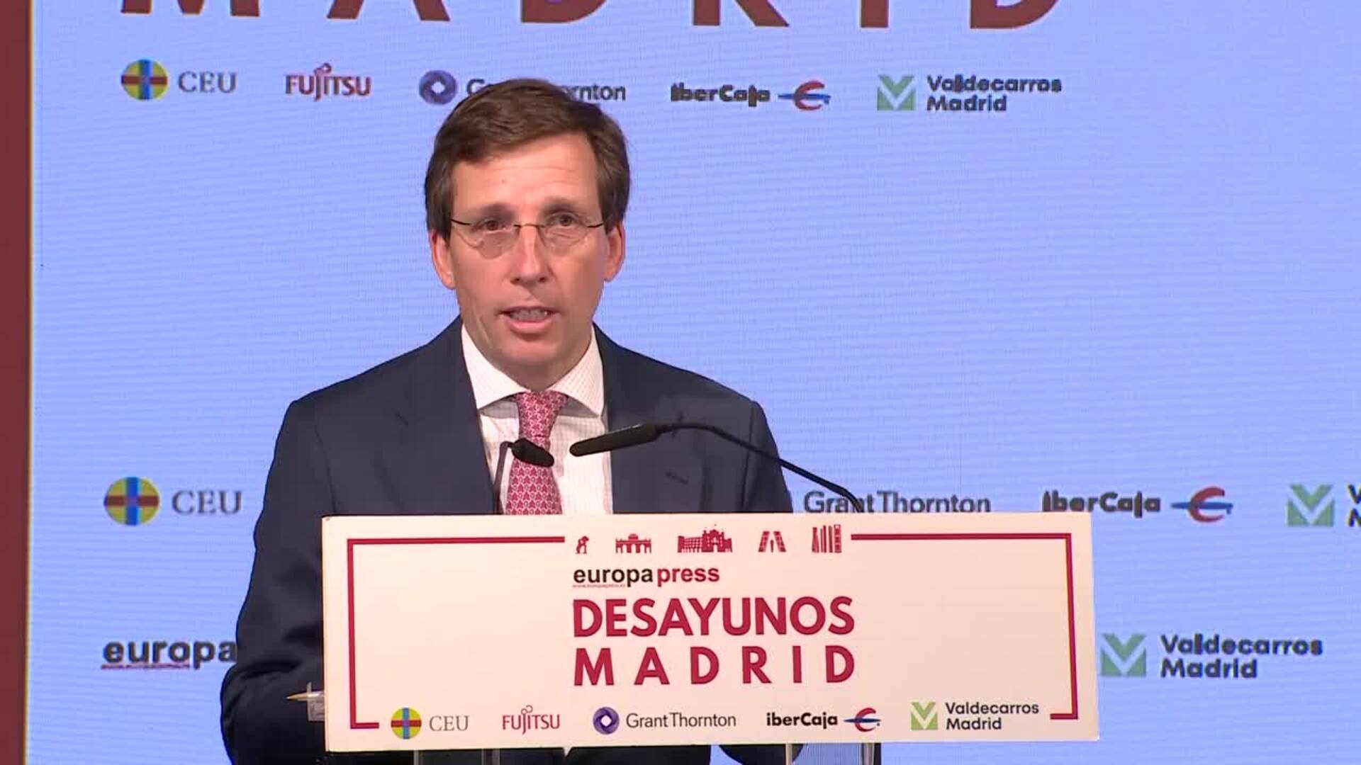 Almeida critica que a Sánchez "no se le ve ni por plasma" al estar centrado en supervivencia