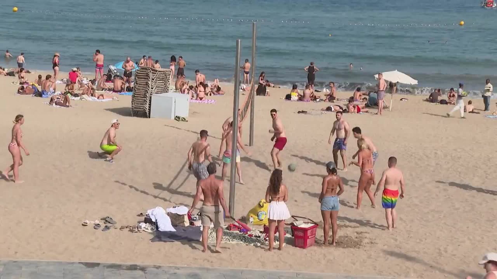 Las altas temperaturas traen el ambiente veraniego a la playa de Barcelona