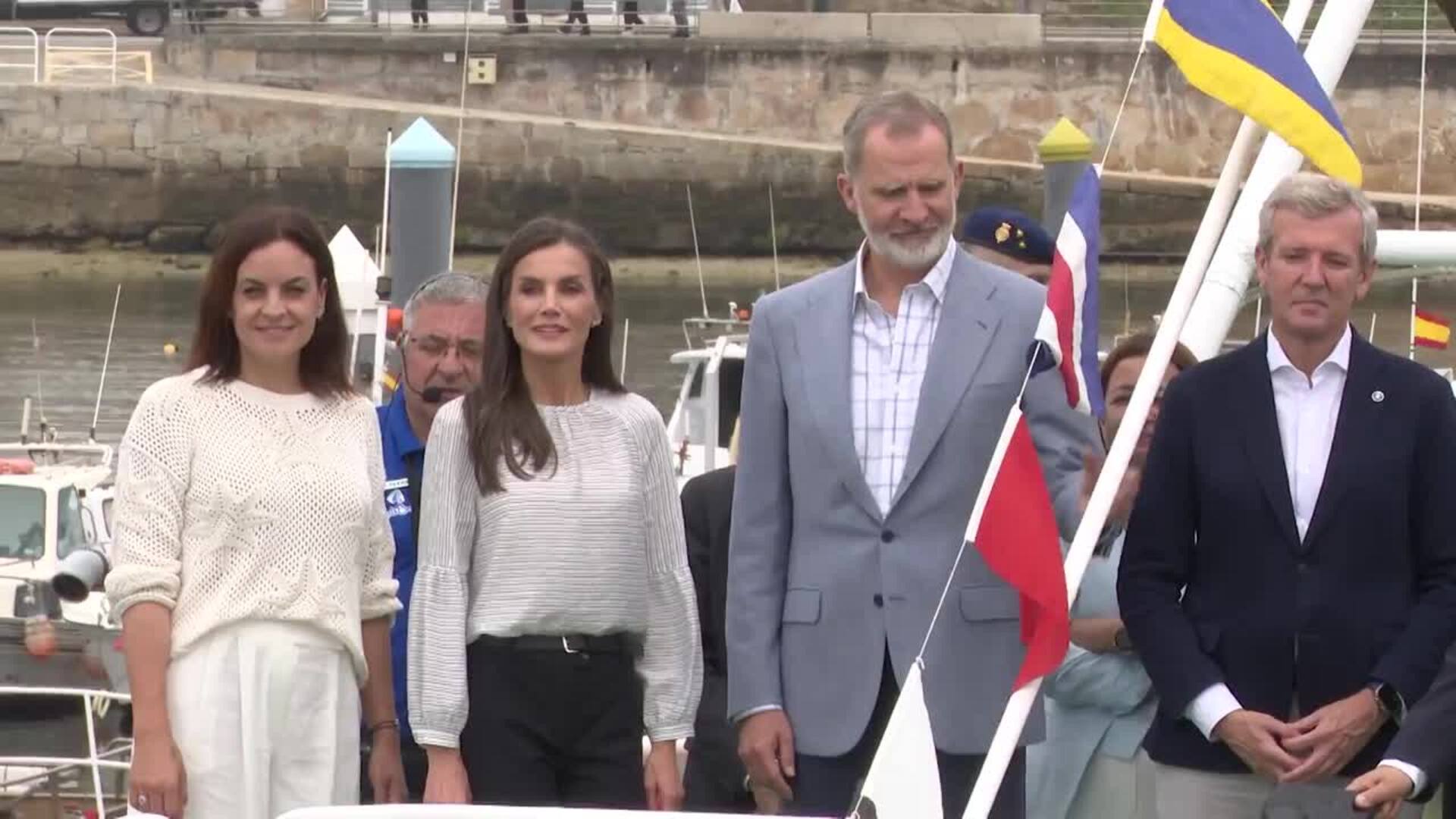 La Reina Letizia triunfa con un mix de básicos en su visita a la costa lucense
