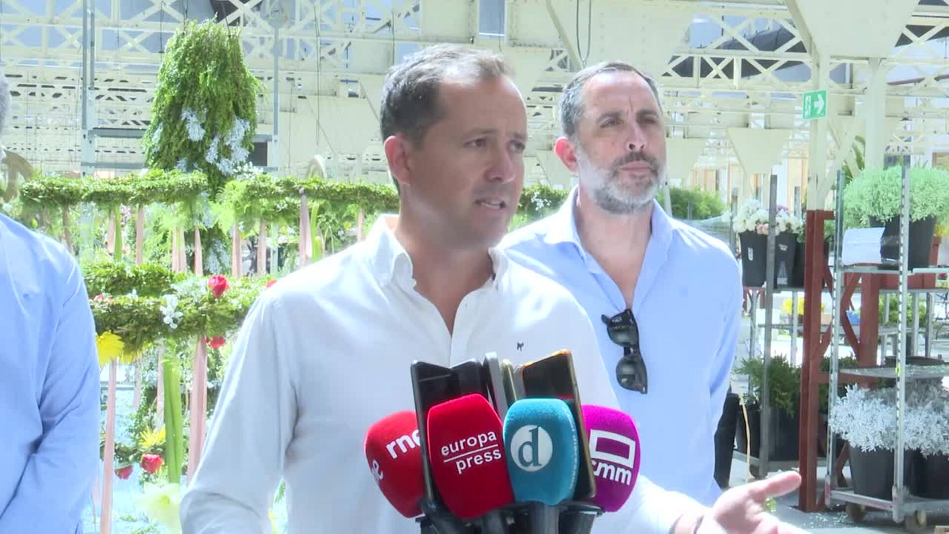 Velázquez pide "escuchar a todos los grupos" respecto a la colocación de la bandera LGTBI